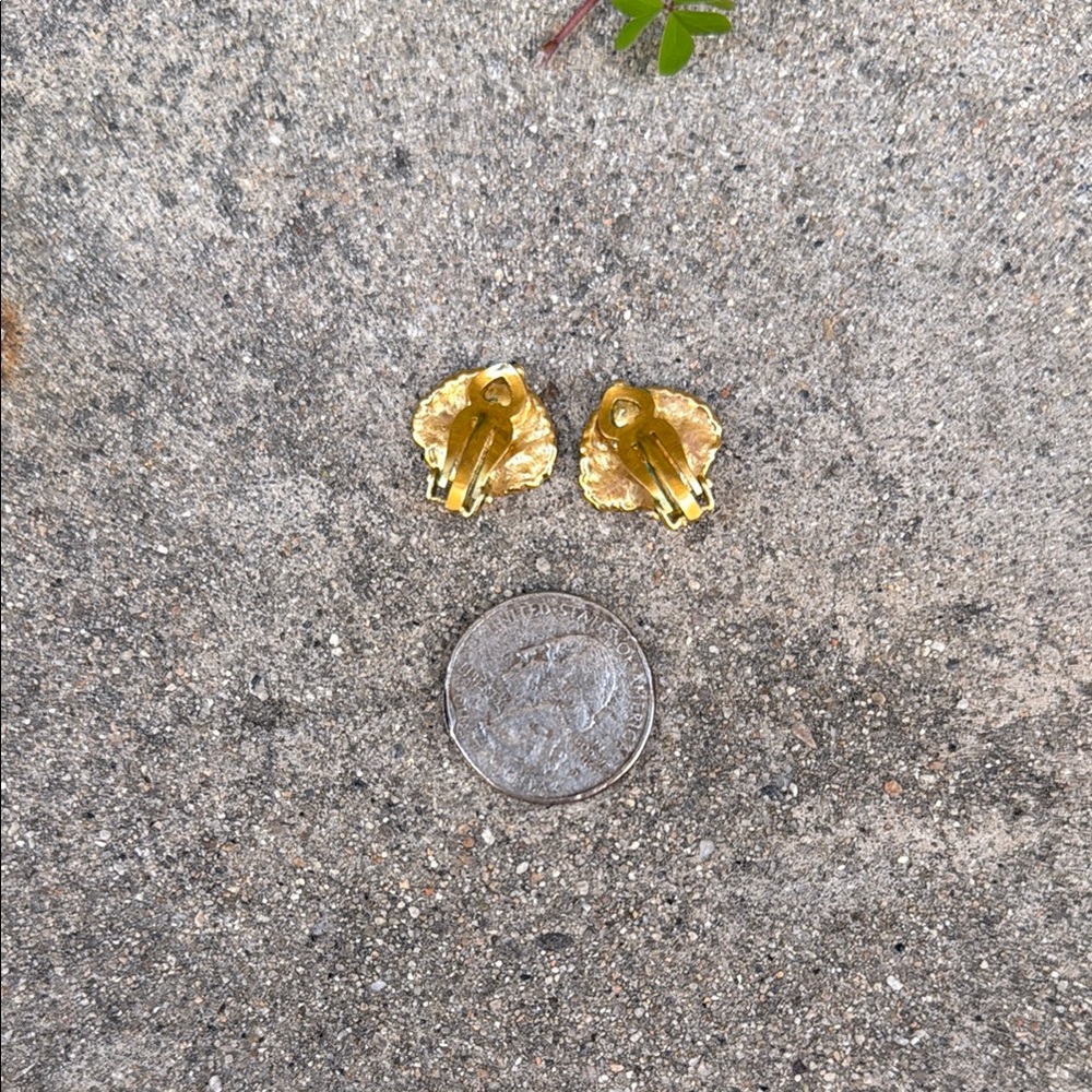 Leaf-Shaped Gold Stud Clip On - Picture 3 of 4